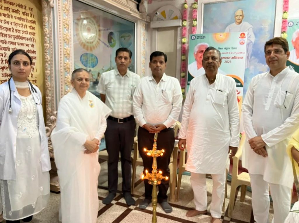 वरिष्ठ चिकित्सकों एवँ अधिकारीगणों ने स्वयं रक्तदान कर रक्तदान शिविर का भव्य आगाज किया